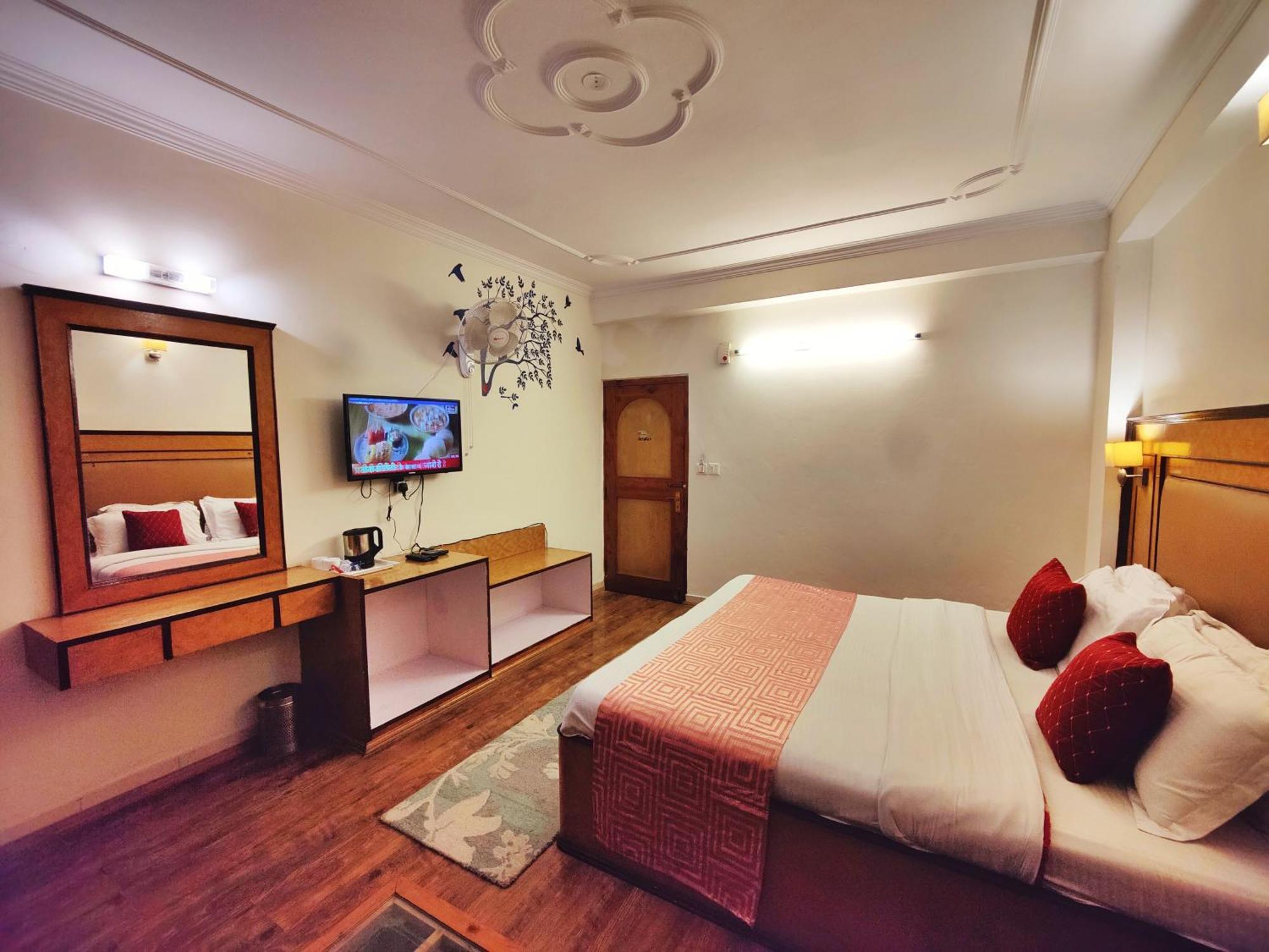 Surya International Hotel Manali Near Mall Road Exterior photo