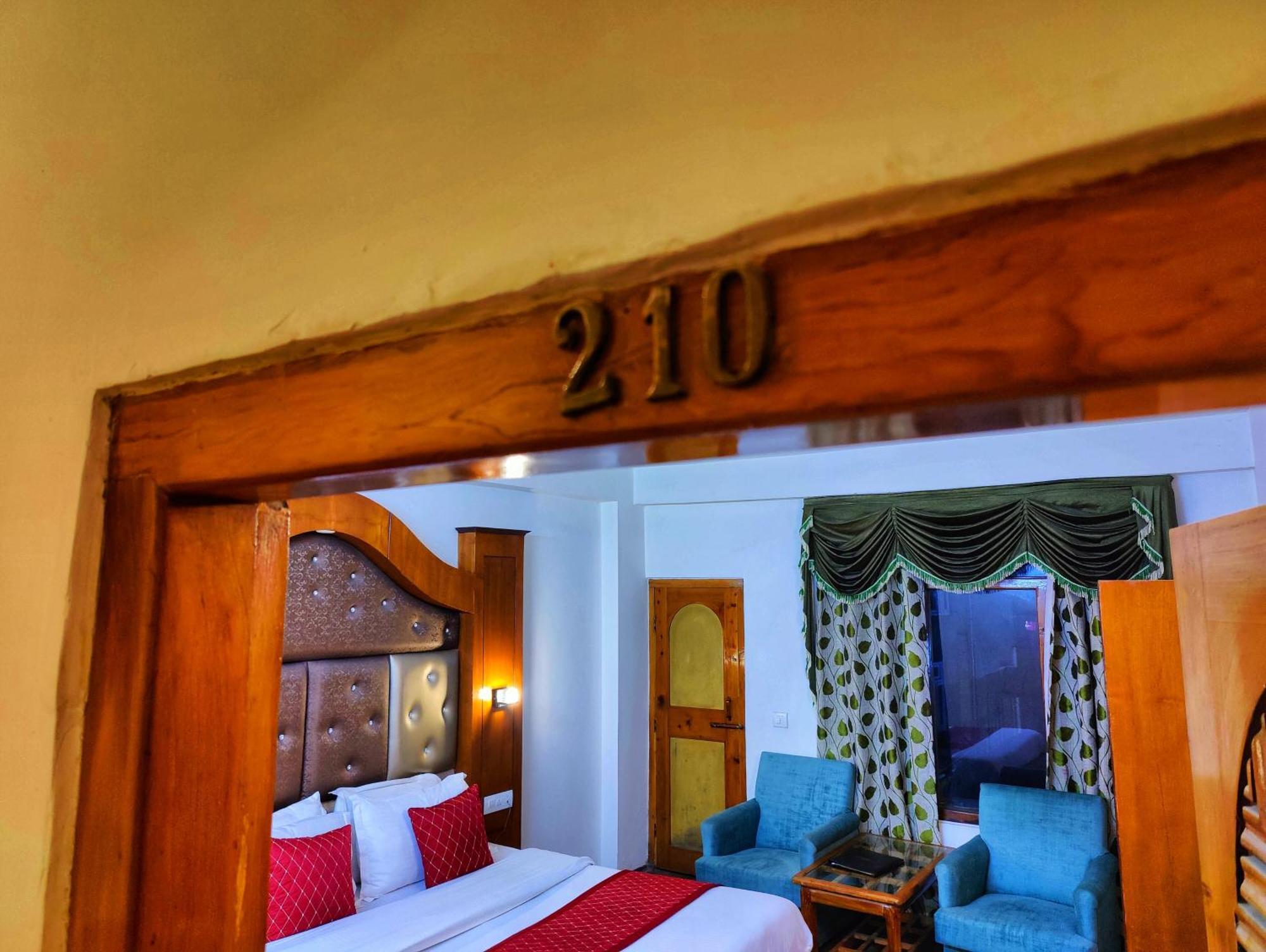 Surya International Hotel Manali Near Mall Road Exterior photo